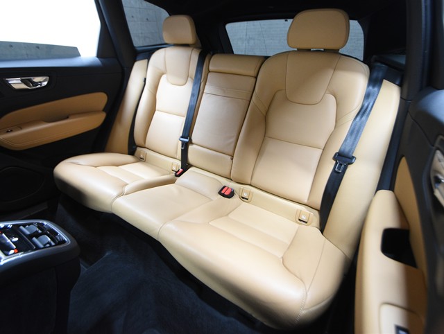 ボルボ ボルボ ＸＣ６０ T5 AWDﾓｰﾒﾝﾀﾑ