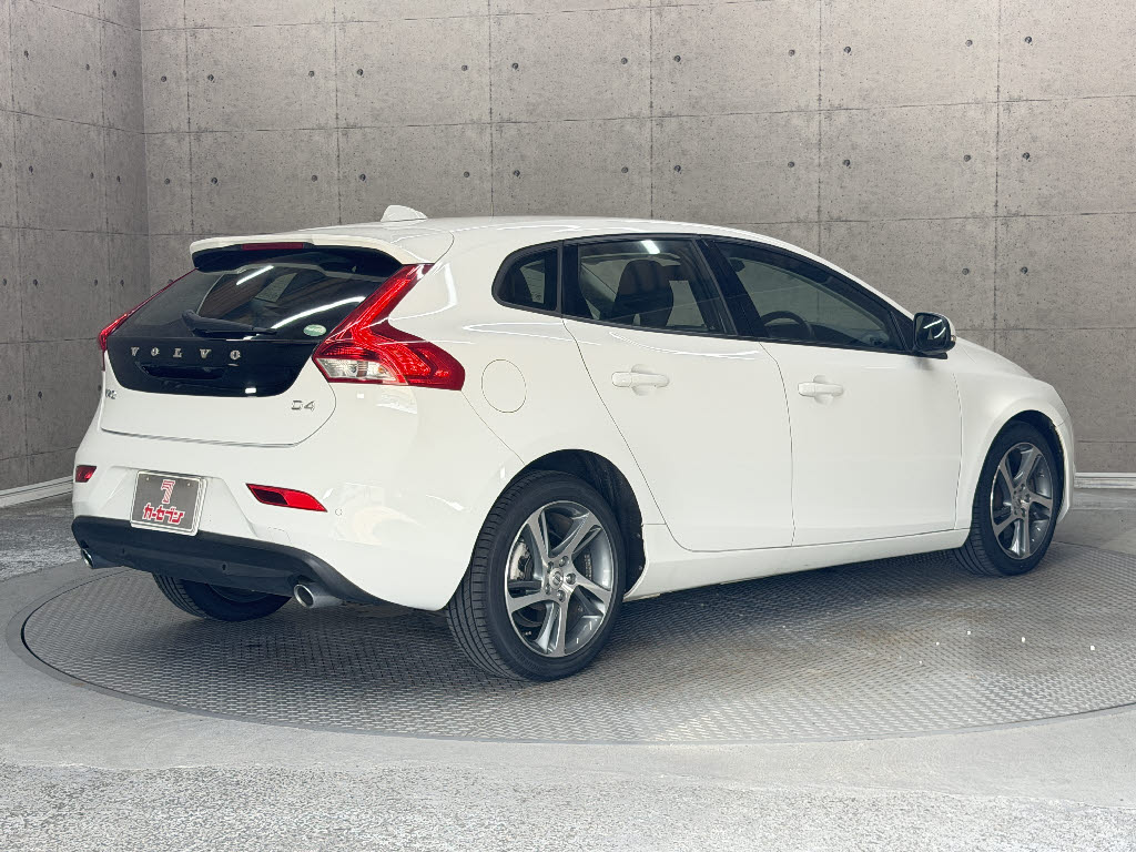 ボルボ ボルボ Ｖ４０ D4　モメンタム