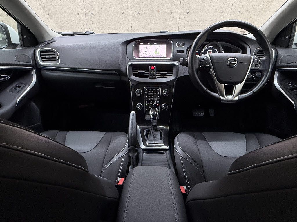 ボルボ ボルボ Ｖ４０ D4　モメンタム