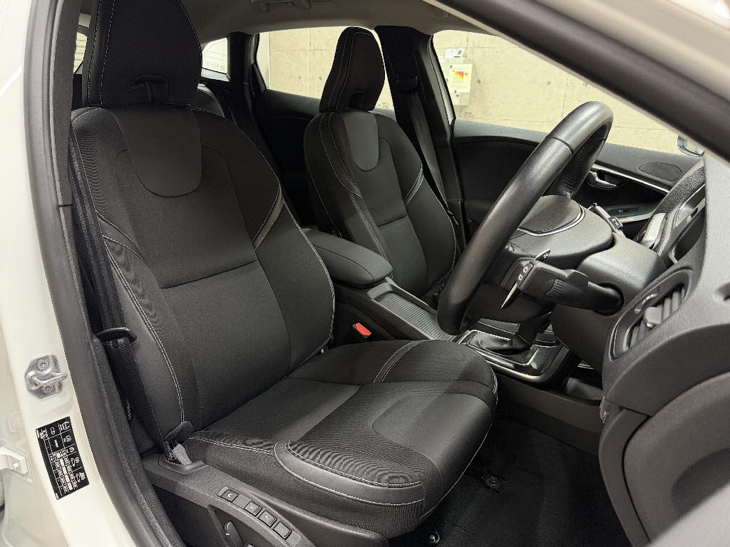 ボルボ ボルボ Ｖ４０ D4　モメンタム