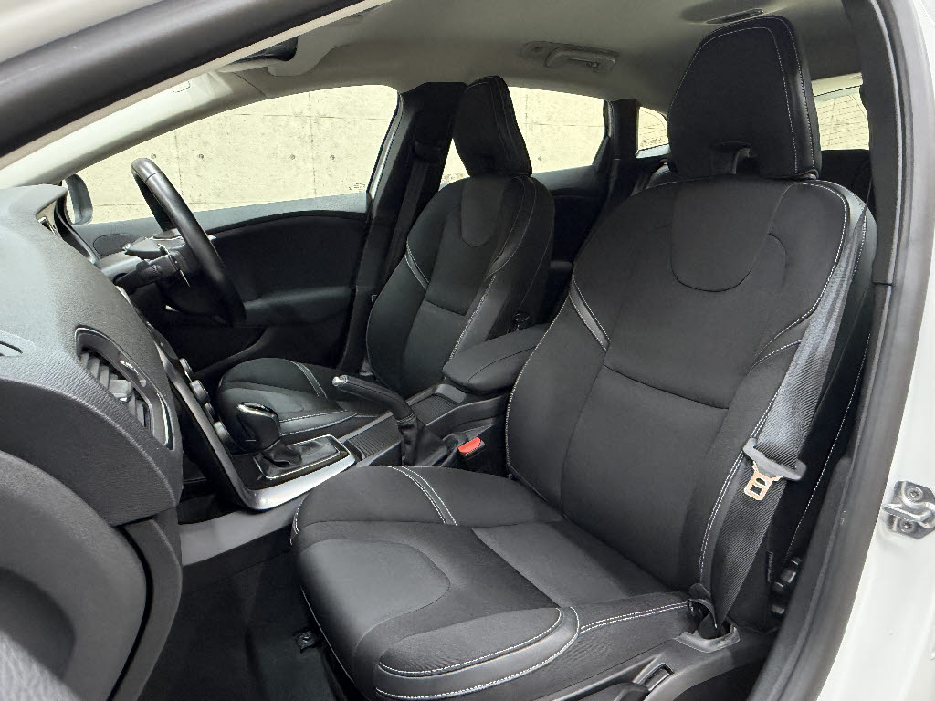 ボルボ ボルボ Ｖ４０ D4　モメンタム