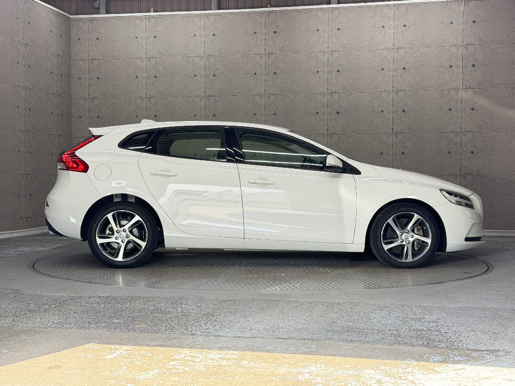 ボルボ ボルボ Ｖ４０ D4　モメンタム