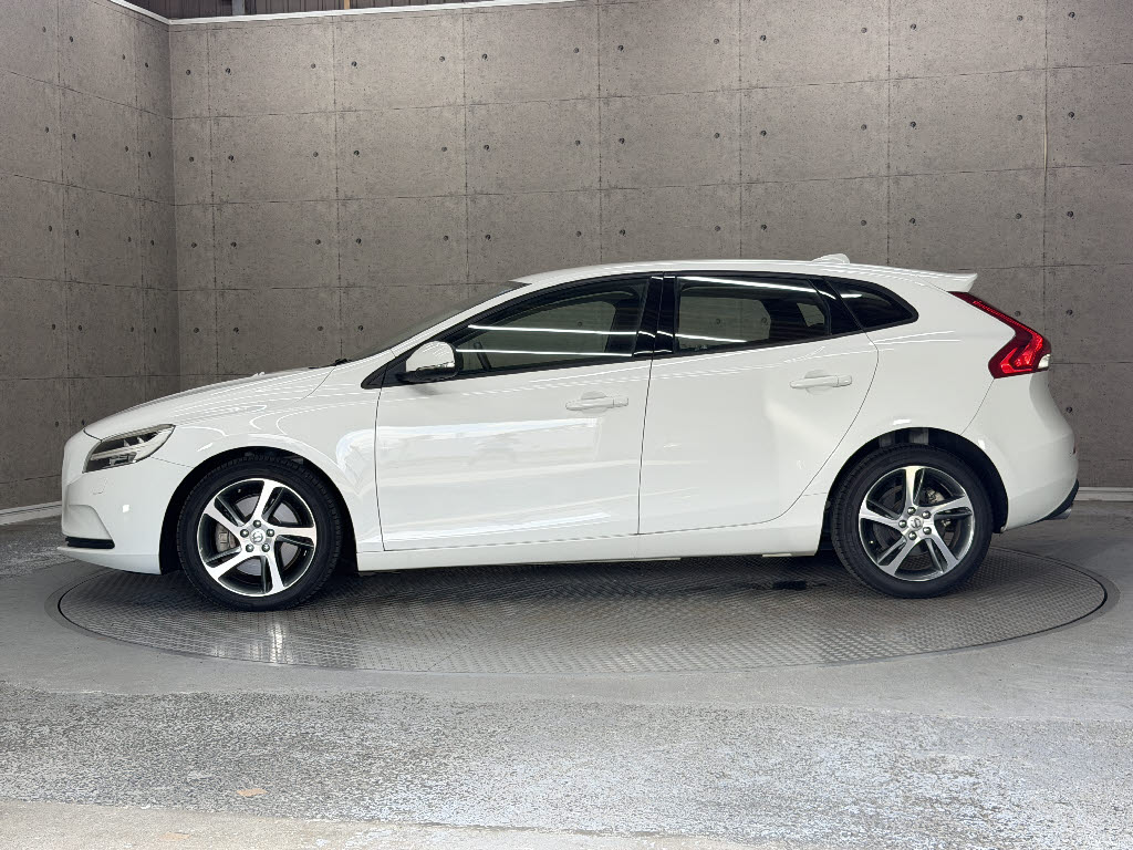 ボルボ ボルボ Ｖ４０ D4　モメンタム