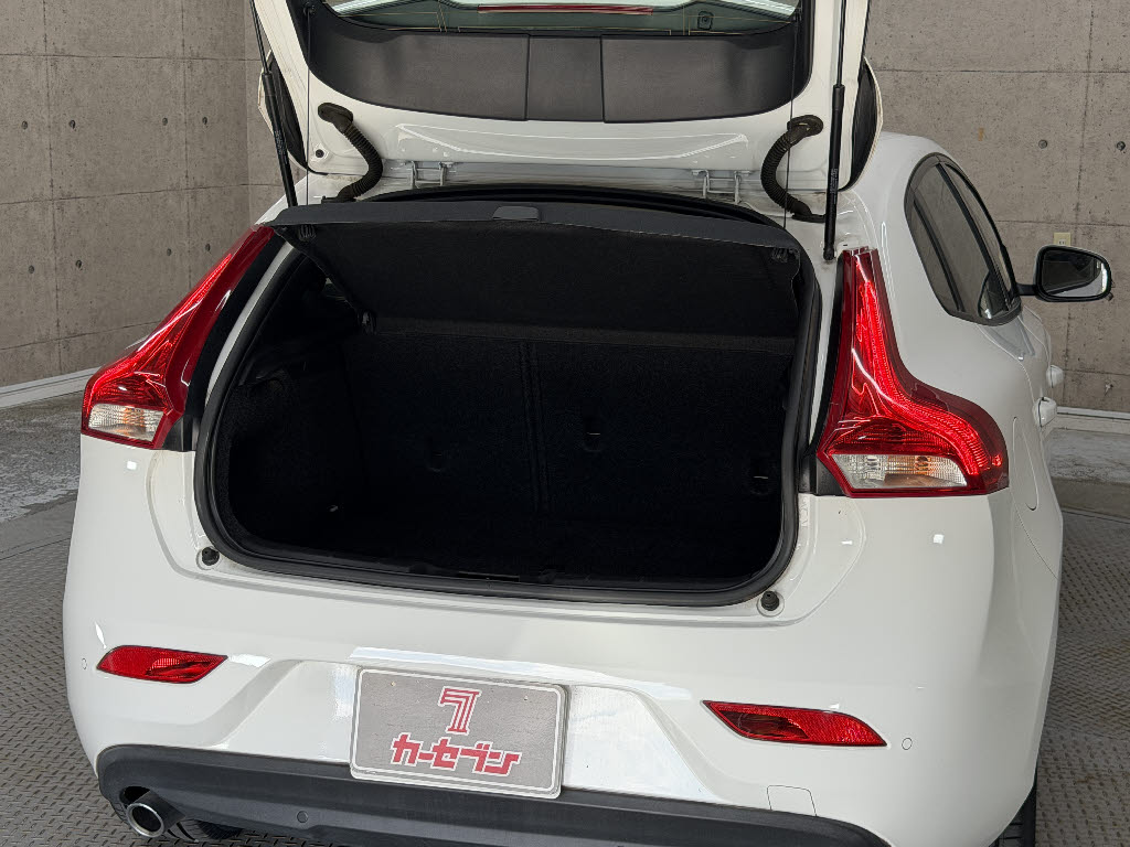 ボルボ ボルボ Ｖ４０ D4　モメンタム