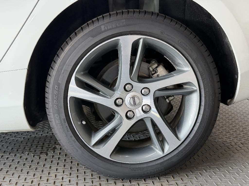 ボルボ ボルボ Ｖ４０ D4　モメンタム