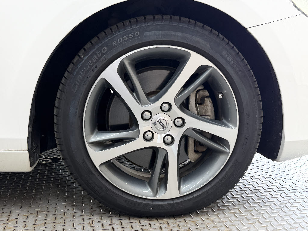 ボルボ ボルボ Ｖ４０ D4　モメンタム
