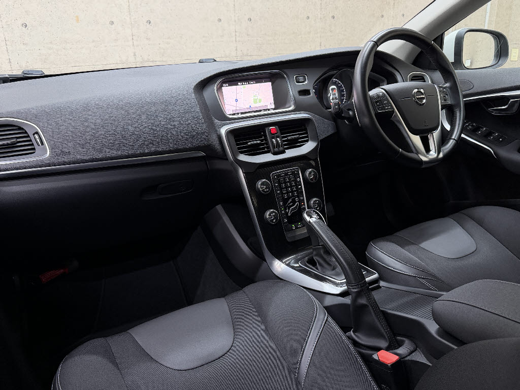 ボルボ ボルボ Ｖ４０ D4　モメンタム