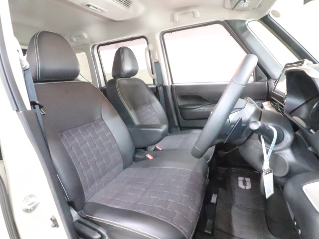 三菱 デリカミニ T　プレミアム　４WD