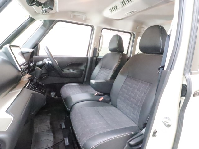 三菱 デリカミニ T　プレミアム　４WD