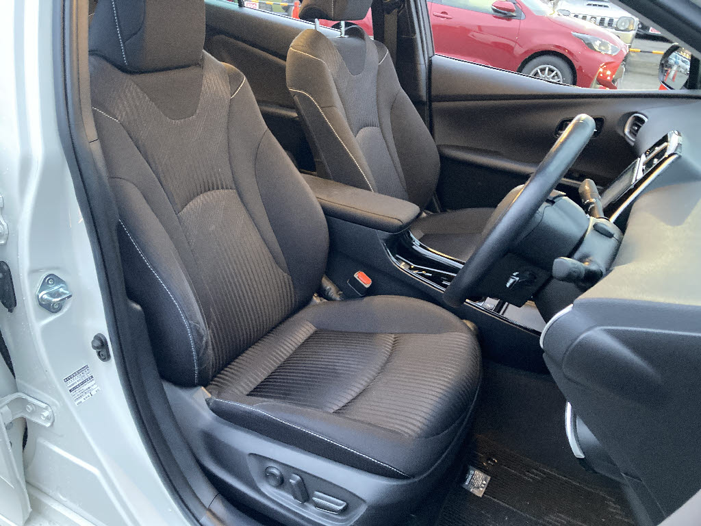 トヨタ プリウスＰＨＶ A