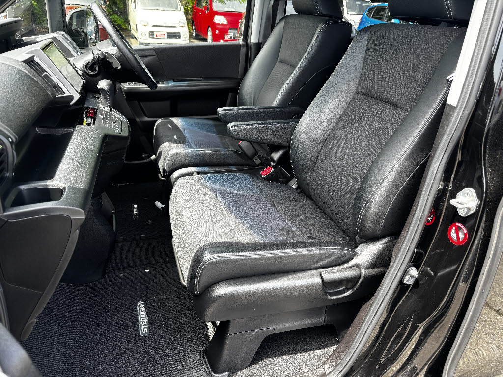 ホンダ ステップワゴン Zｸｰﾙｽﾋﾟﾘｯﾄ 4WD