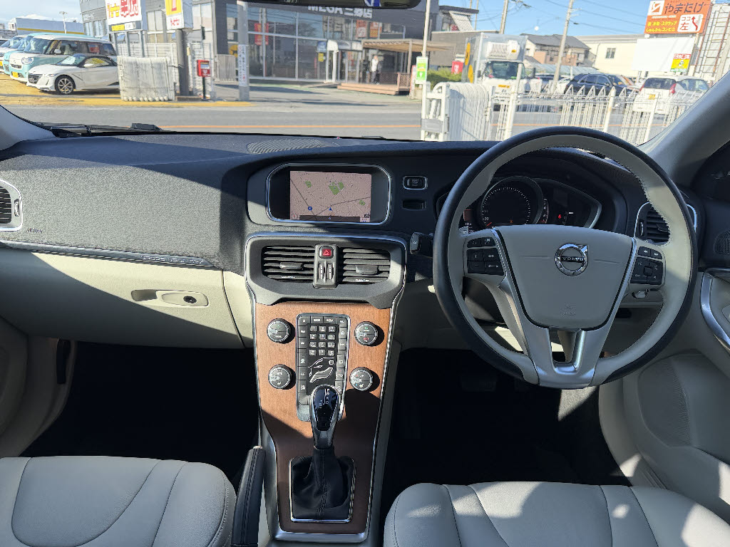 ボルボ ボルボ Ｖ４０ クロスカントリーＴ５ＡＷＤ　クラシックエ