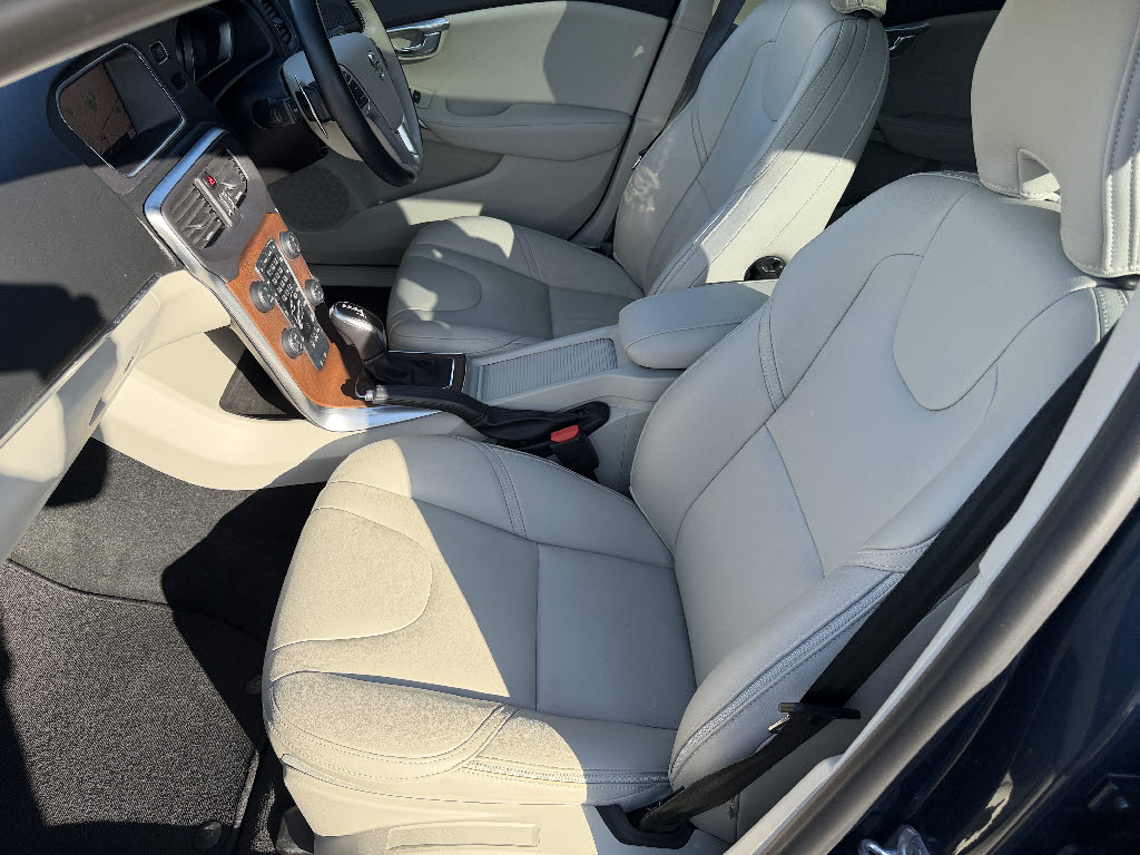 ボルボ ボルボ Ｖ４０ クロスカントリーＴ５ＡＷＤ　クラシックエ