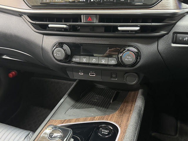 ニッサン オーラ Ｇ　レザーエディション