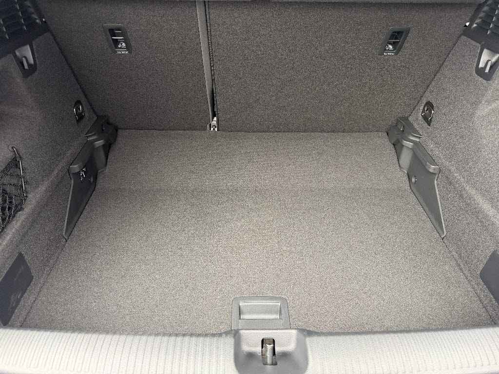 アウディ ｱｳﾃﾞｨ Q2 ハッシュタグ　ブラックスタイリング