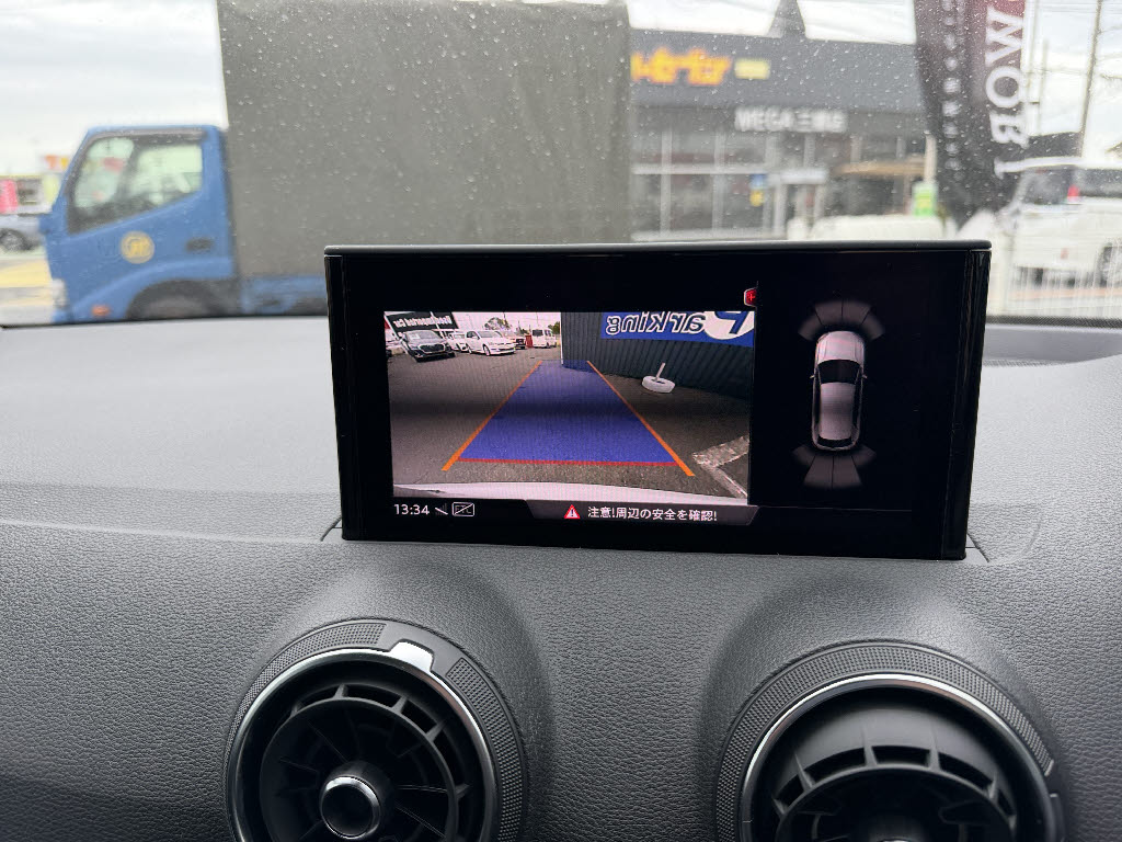 アウディ ｱｳﾃﾞｨ Q2 ハッシュタグ　ブラックスタイリング