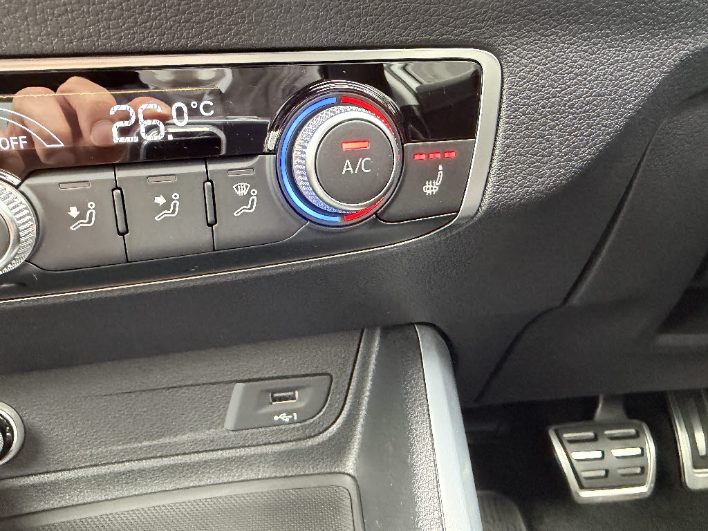 アウディ ｱｳﾃﾞｨ Q2 ハッシュタグ　ブラックスタイリング