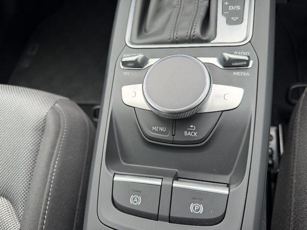 アウディ ｱｳﾃﾞｨ Q2 ハッシュタグ　ブラックスタイリング