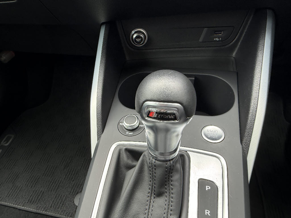 アウディ ｱｳﾃﾞｨ Q2 ハッシュタグ　ブラックスタイリング