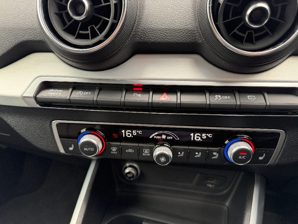 アウディ ｱｳﾃﾞｨ Q2 ハッシュタグ　ブラックスタイリング