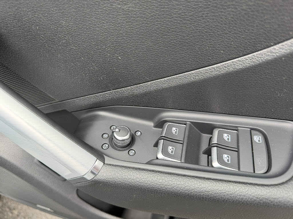 アウディ ｱｳﾃﾞｨ Q2 ハッシュタグ　ブラックスタイリング