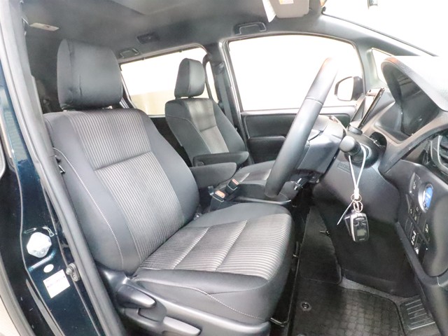 トヨタ ｳﾞｫｸｼｰﾊｲﾌﾞﾘｯﾄﾞ ZS