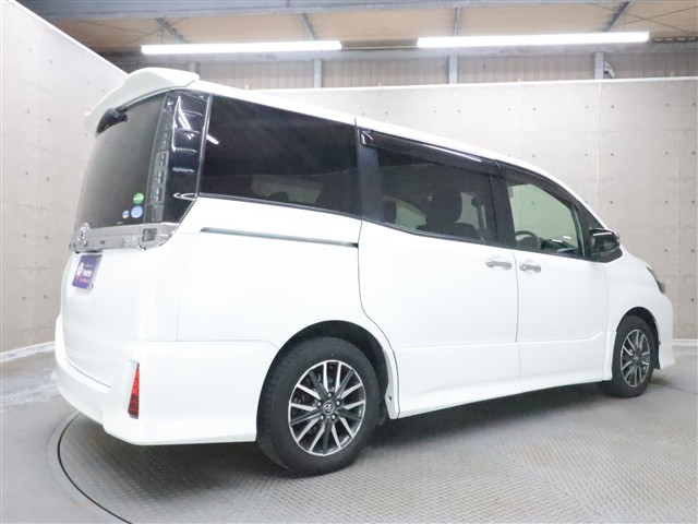 トヨタ ヴォクシー ＺＳ　煌２