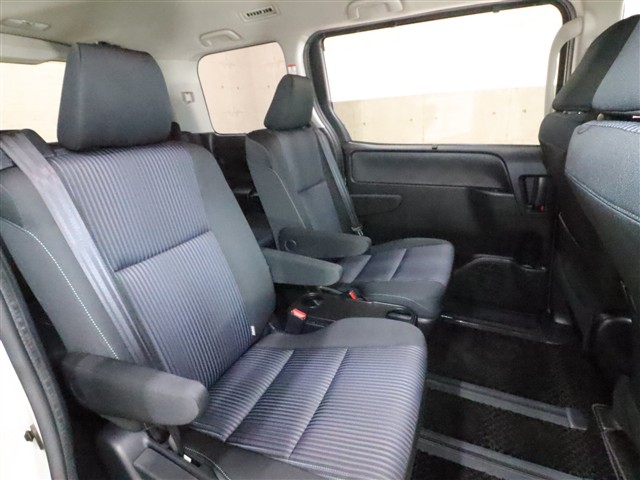 トヨタ ヴォクシー ＺＳ　煌２