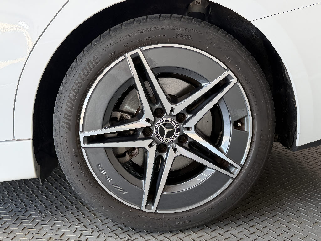 メルセデスベンツ ﾒﾙｾﾃﾞｽﾍﾞﾝﾂ Cｸﾗｽ Ｃ２２０ｄ　アバンギャルド　ＡＭＧライン