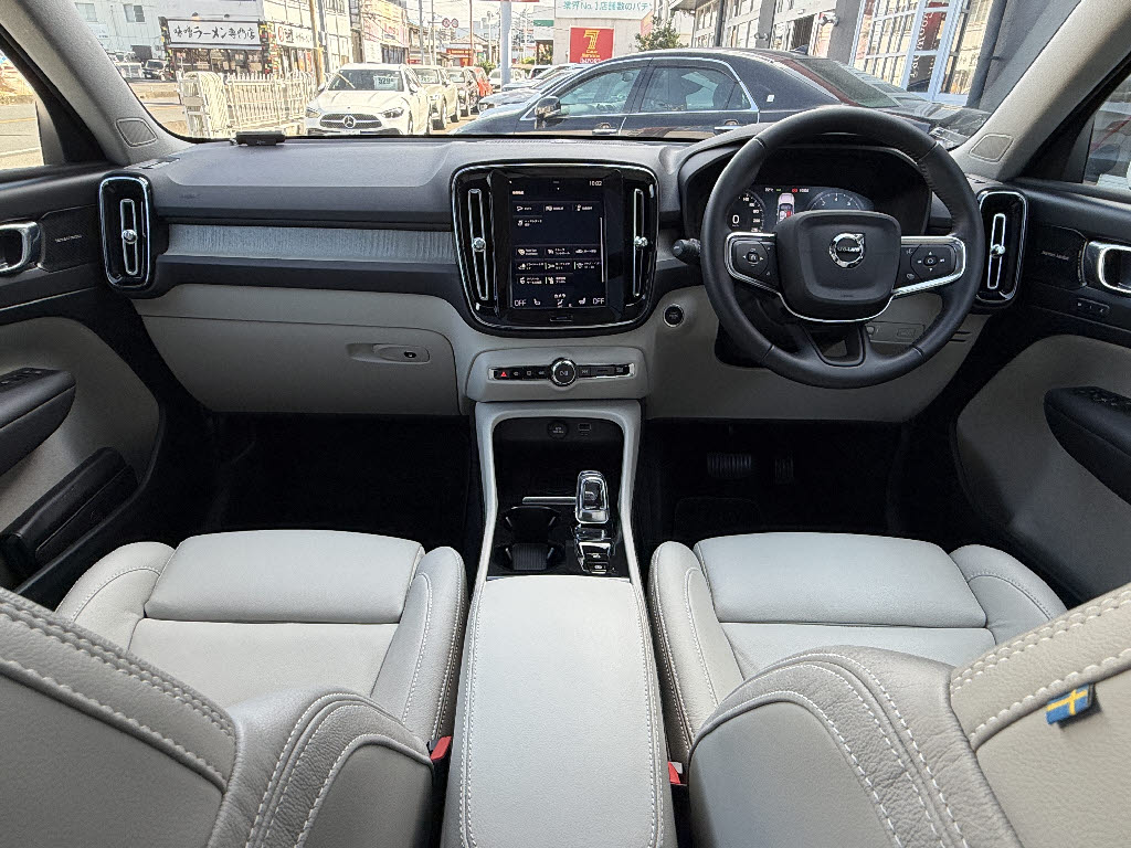 ボルボ ボルボ ＸＣ４０ Ｔ４　ＡＷＤ　インスクリプション