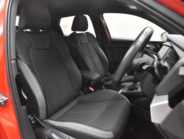 アウディ ｱｳﾃﾞｨ A1 ｽﾎﾟｰﾂﾊﾞｯｸ ２５　ＴＦＳＩ　Ｓライン