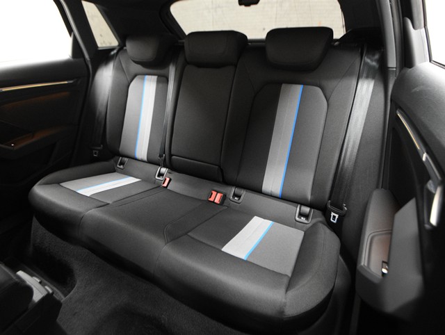 アウディ ｱｳﾃﾞｨ A3 ｽﾎﾟｰﾂﾊﾞｯｸ ３０　ＴＦＳＩ　アドバンスド　１ｓｔＥＤ