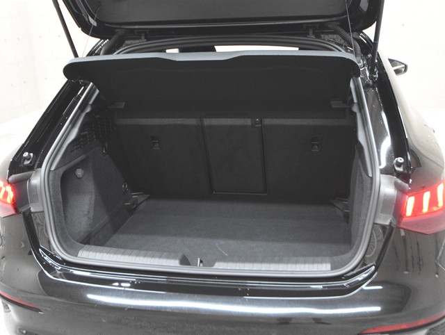 アウディ ｱｳﾃﾞｨ A3 ｽﾎﾟｰﾂﾊﾞｯｸ ３０　ＴＦＳＩ　アドバンスド　１ｓｔＥＤ