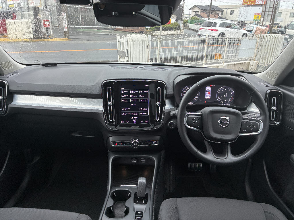 ボルボ ボルボ ＸＣ４０ Ｂ４　モメンタム