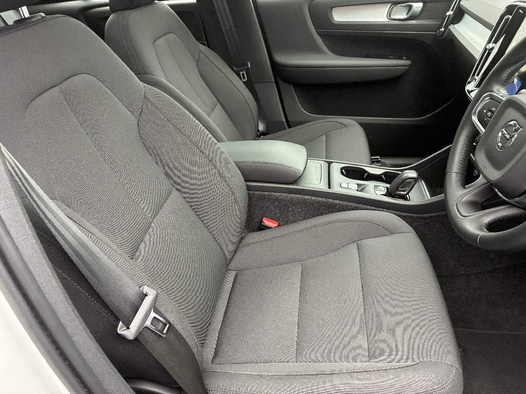 ボルボ ボルボ ＸＣ４０ Ｂ４　モメンタム