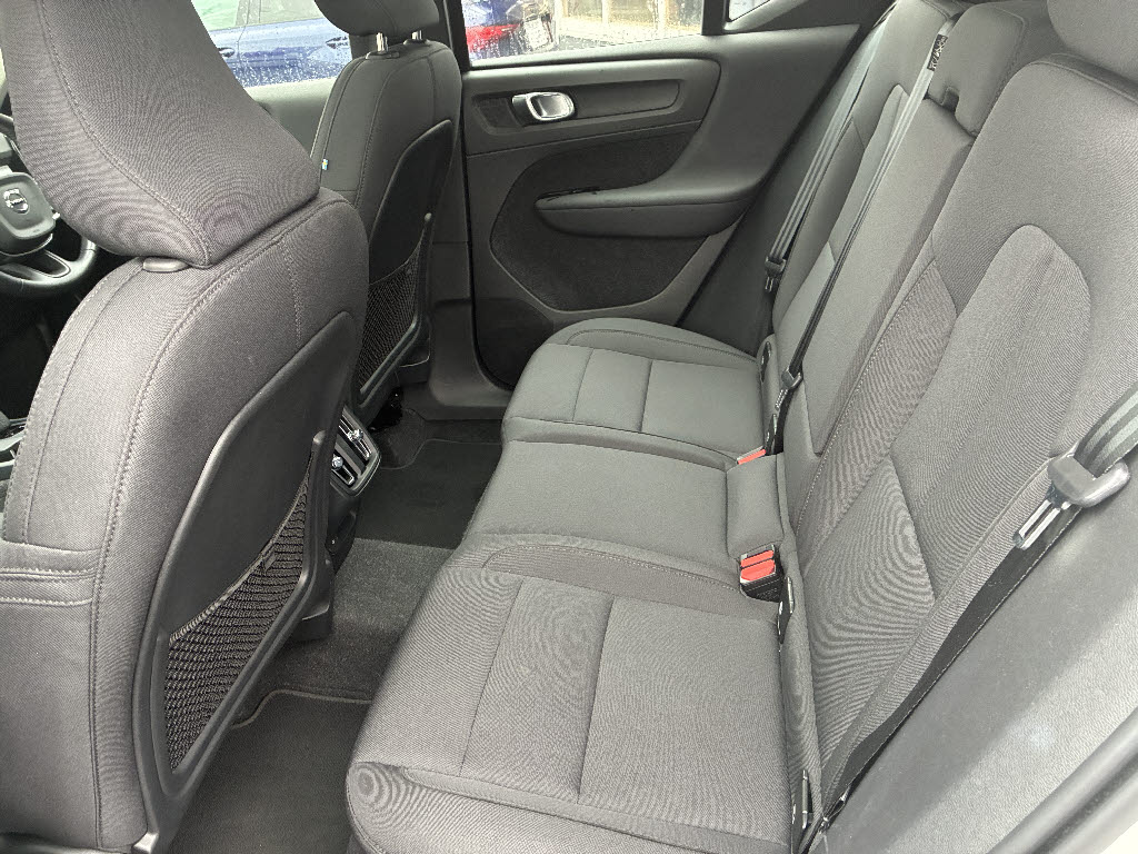 ボルボ ボルボ ＸＣ４０ Ｂ４　モメンタム