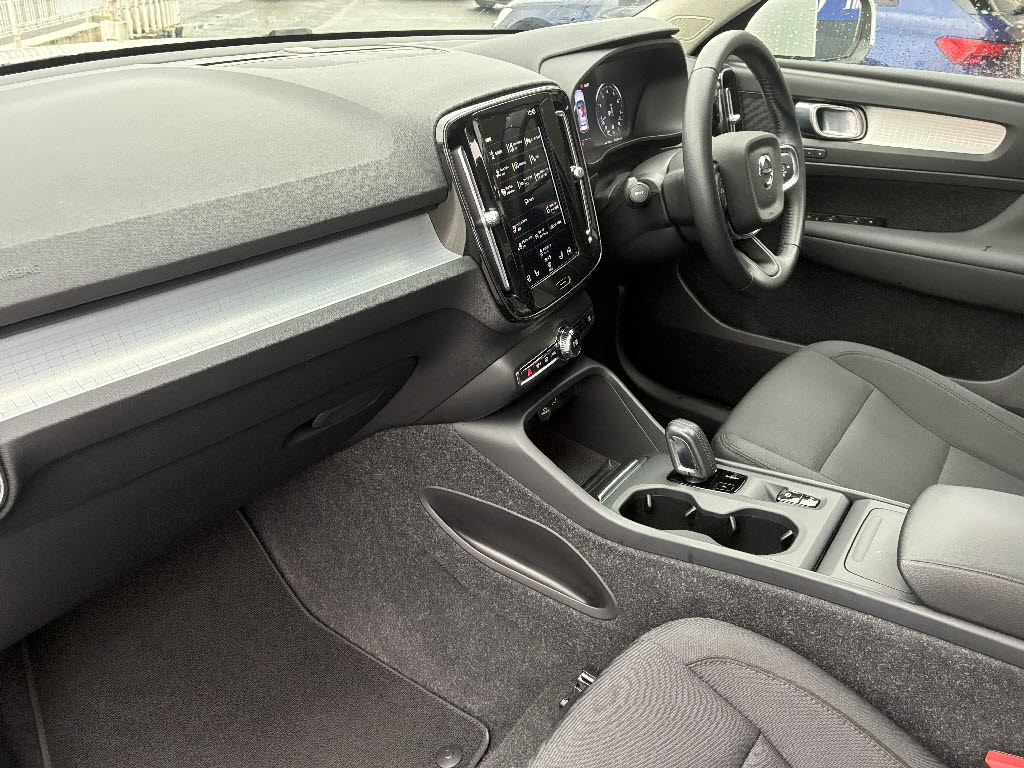 ボルボ ボルボ ＸＣ４０ Ｂ４　モメンタム