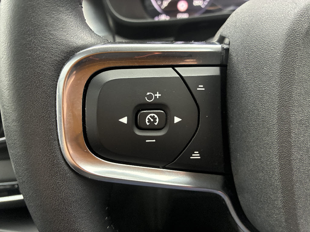 ボルボ ボルボ ＸＣ４０ Ｂ４　モメンタム