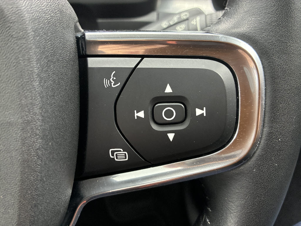 ボルボ ボルボ ＸＣ４０ Ｂ４　モメンタム