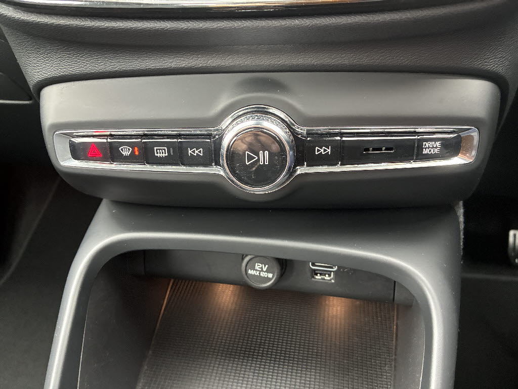 ボルボ ボルボ ＸＣ４０ Ｂ４　モメンタム
