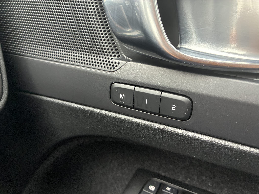 ボルボ ボルボ ＸＣ４０ Ｂ４　モメンタム