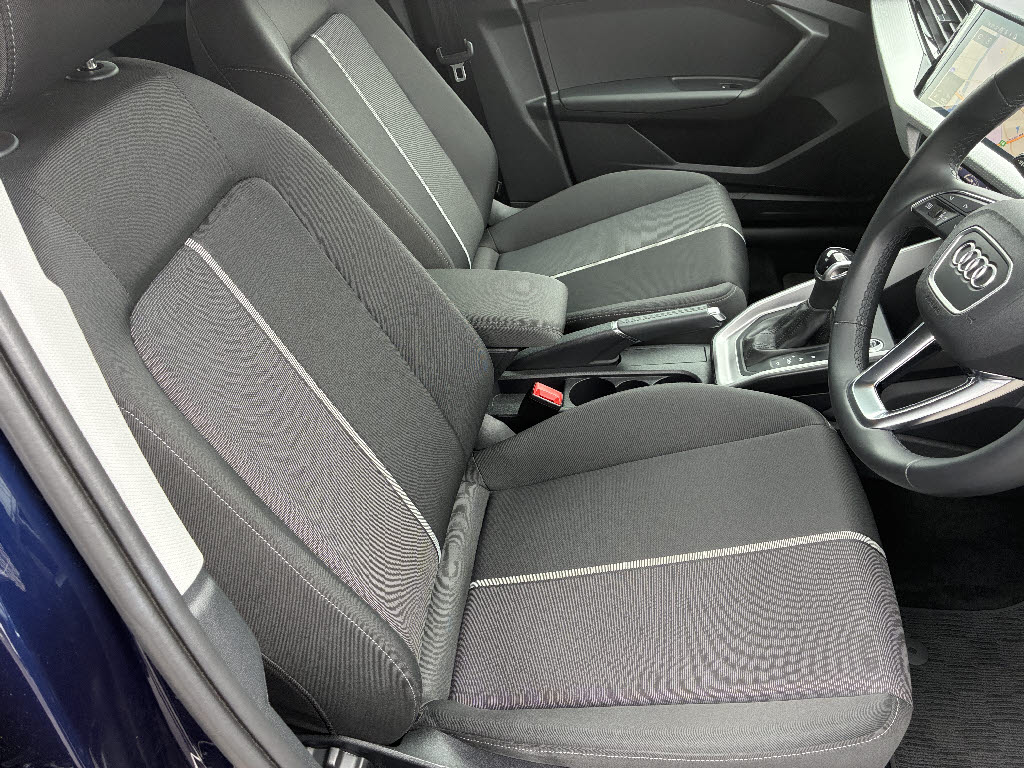 アウディ ｱｳﾃﾞｨ A1 ｽﾎﾟｰﾂﾊﾞｯｸ ２５　ＴＦＳＩ　アドバンスド