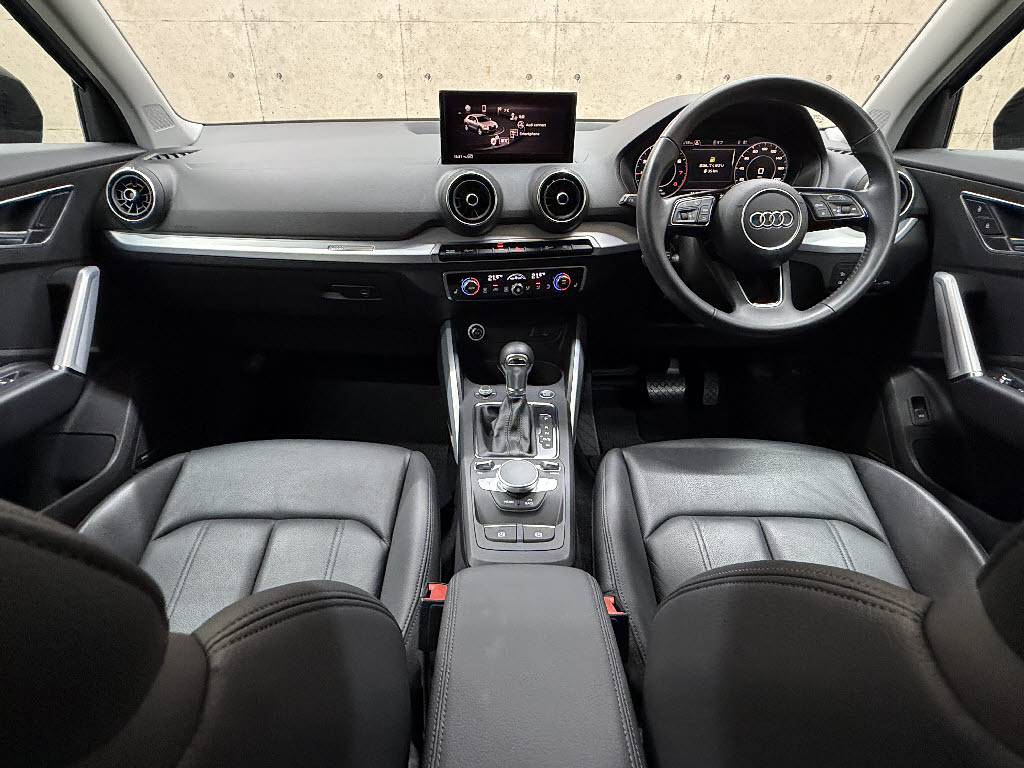 アウディ ｱｳﾃﾞｨ Q2 ３０　ＴＦＳＩ　スポーツ