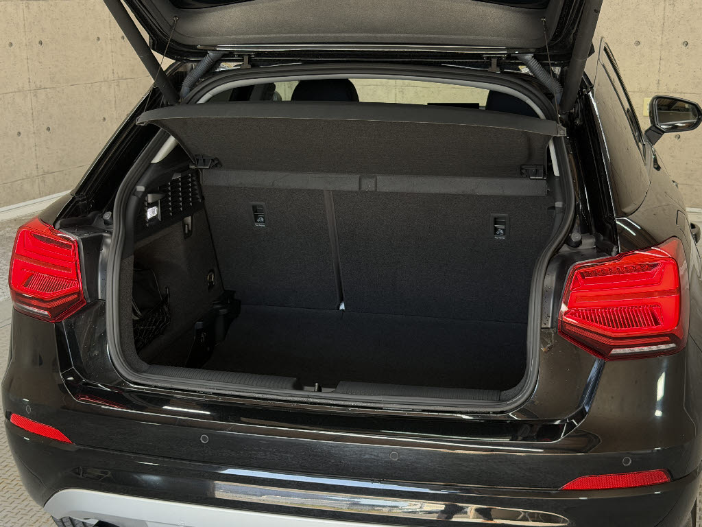 アウディ ｱｳﾃﾞｨ Q2 ３０　ＴＦＳＩ　スポーツ