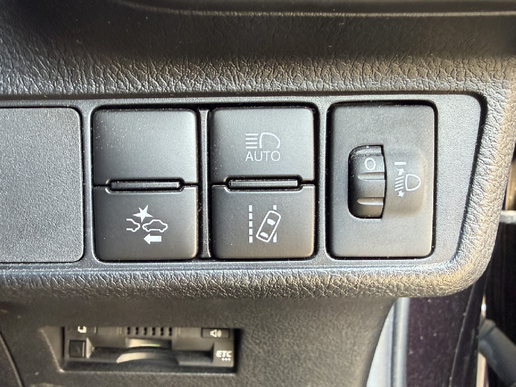 トヨタ カローラアクシオ ４ＷＤ　１．５Ｇ