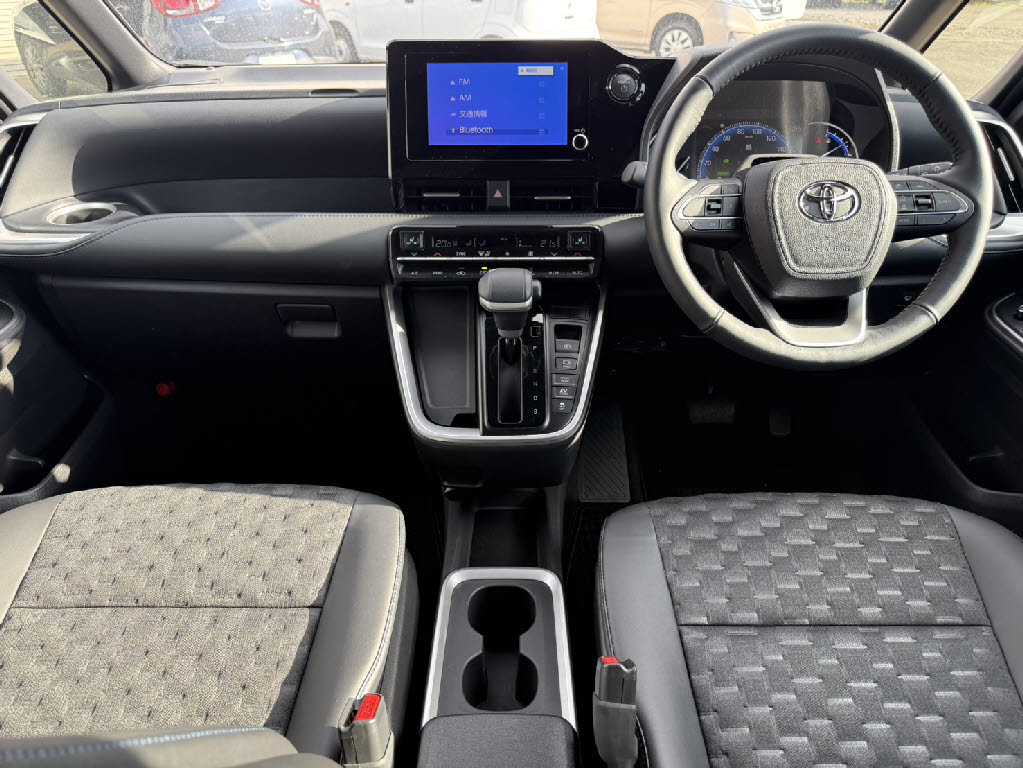 トヨタ ｳﾞｫｸｼｰﾊｲﾌﾞﾘｯﾄﾞ 4WD S-Z