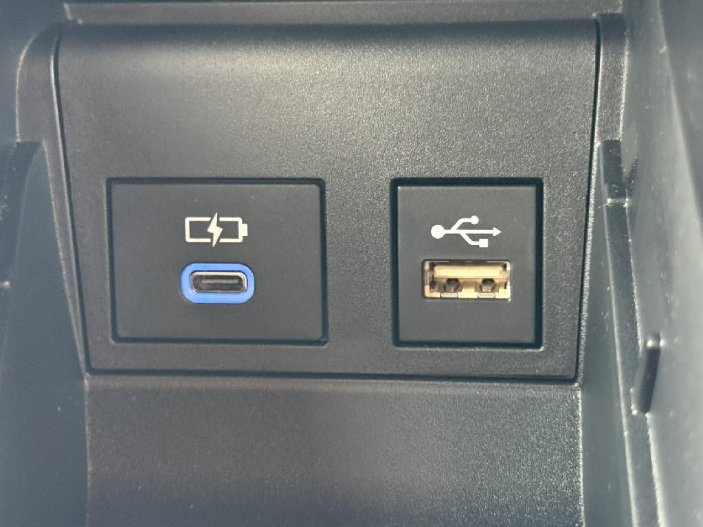 トヨタ ｳﾞｫｸｼｰﾊｲﾌﾞﾘｯﾄﾞ 4WD S-Z