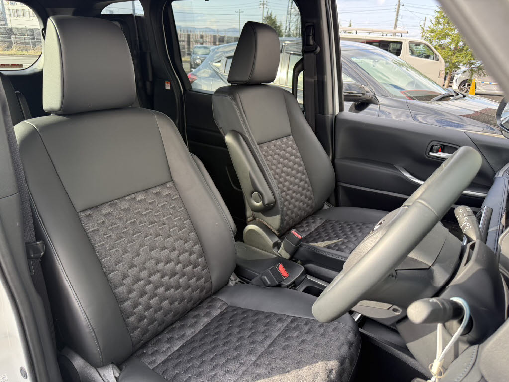 トヨタ ｳﾞｫｸｼｰﾊｲﾌﾞﾘｯﾄﾞ 4WD S-Z