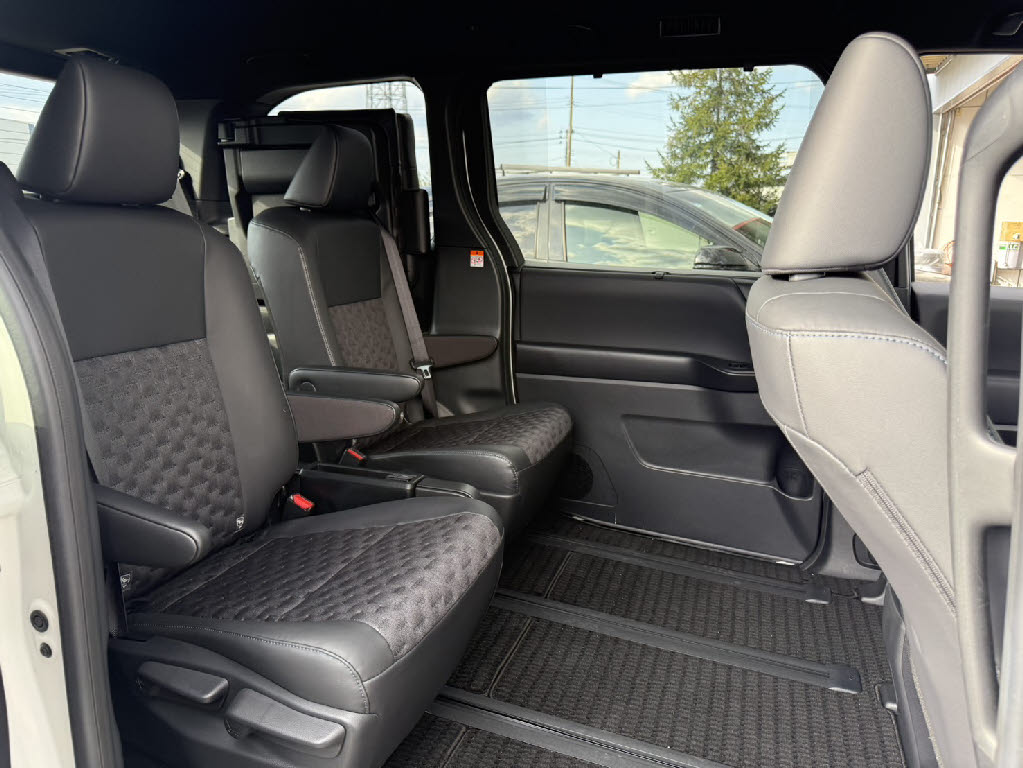 トヨタ ｳﾞｫｸｼｰﾊｲﾌﾞﾘｯﾄﾞ 4WD S-Z