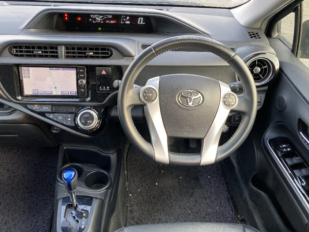 トヨタ アクア GﾌﾞﾗｯｸｿﾌﾄﾚｻﾞｰSLC